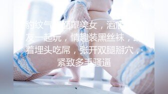 豹纹气质面罩美女，酒店和炮友一起玩，情趣装黑丝袜，跪着埋头吃屌，张开双腿掰穴，紧致多毛骚逼